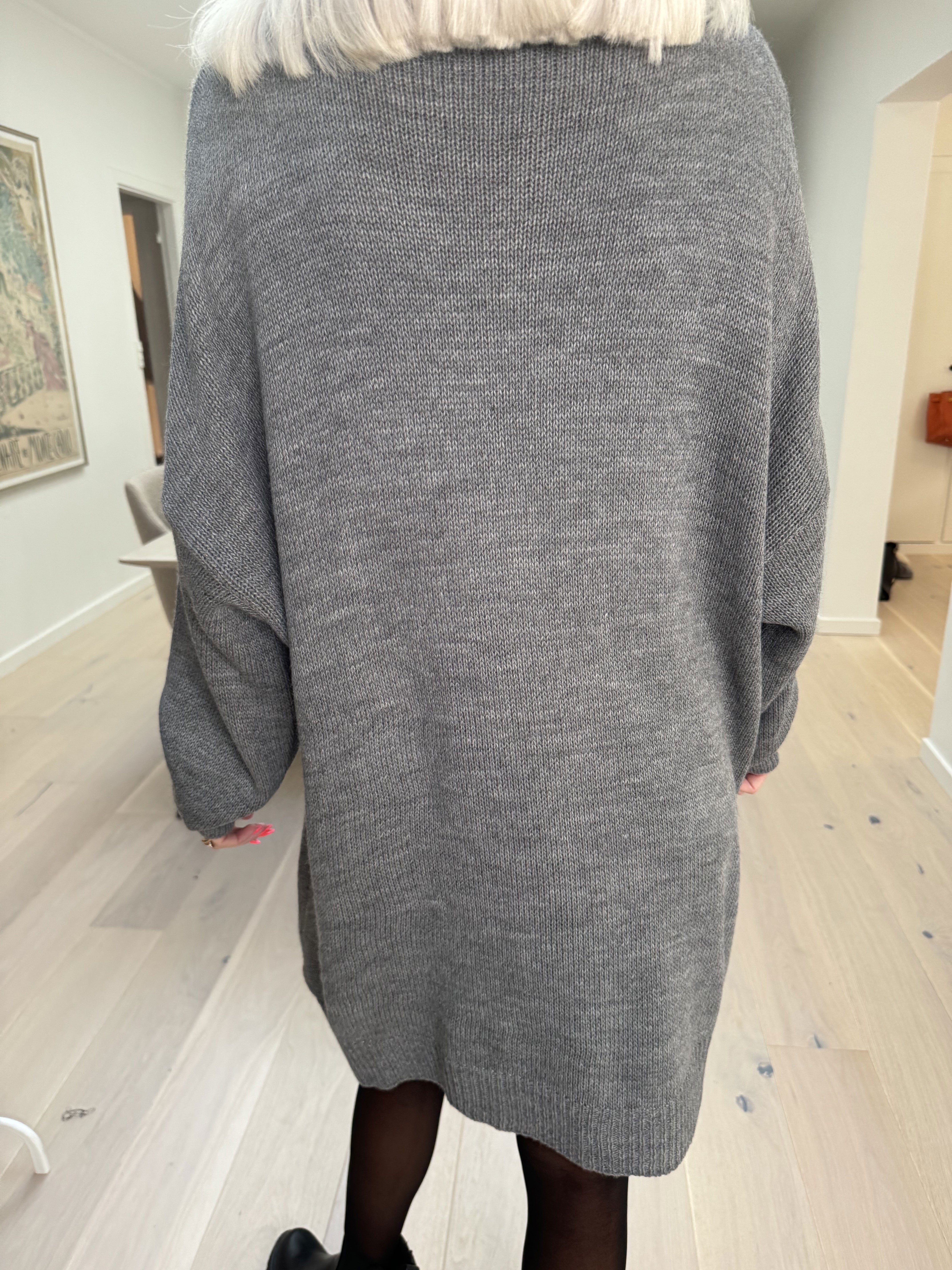 Blair - Enfärgad stickad klänning med polokrage